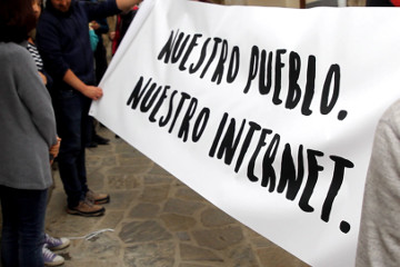 Pancarta Nuestro Pueblo, Nuestro Internet 